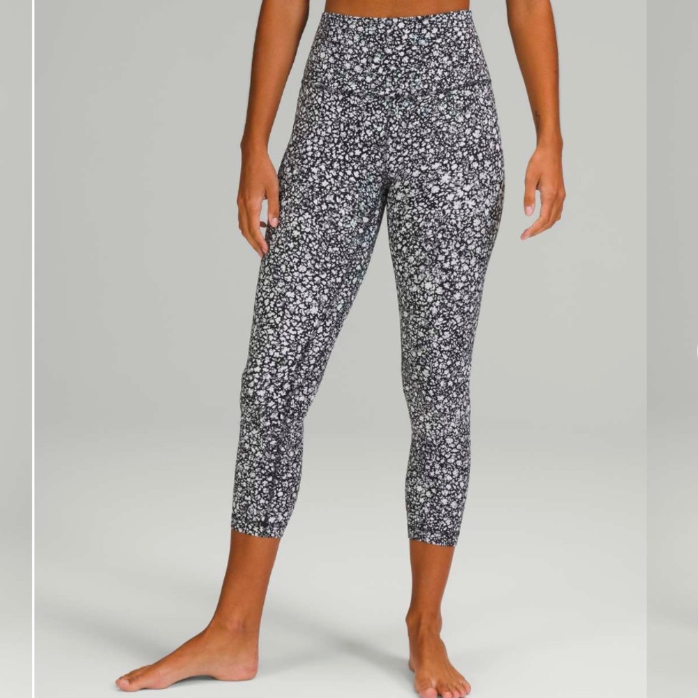 Lululemon Align High-Rise Crop 23"
Venture Floral Alpine White Black size 8